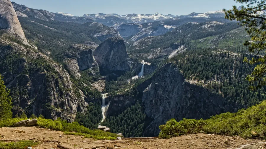 a beautiful shot of the landscapes with mountains in yosemite