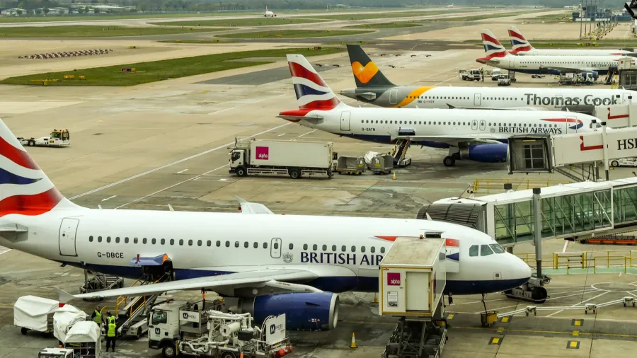 airliners at gatwick airports south terminal