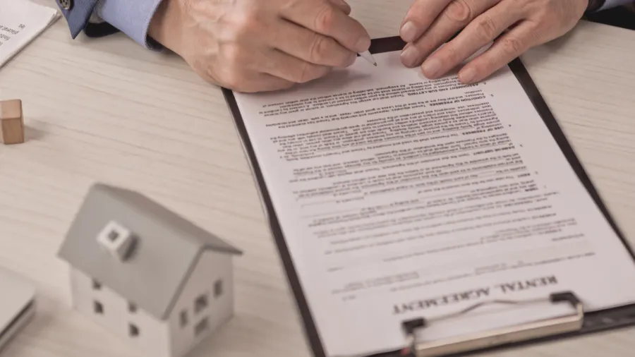 cropped view of agent holding pen near clipboard with rental