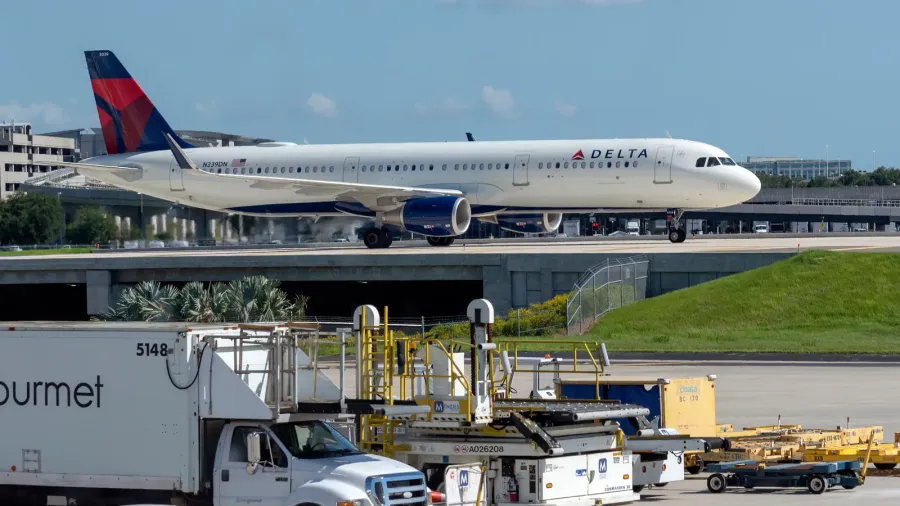 delta airbus a321 aircraft on taxiway an elevated section at