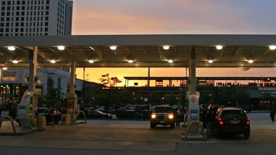 drivers fill up oil at gas station in chicago
