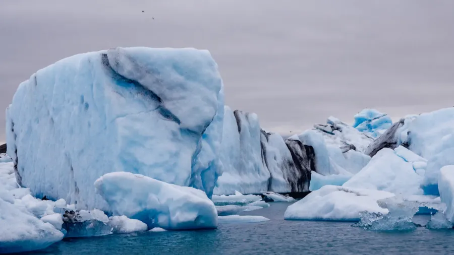 icebergs in jokulsarlon lagoon beneath breidamerkurjokull glacier sudhurland iceland