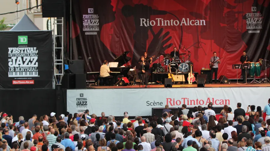 jazz festival crowd in montreal