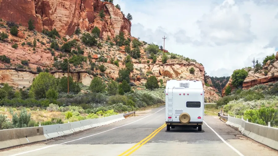 motorhome on the road to bryce canyon