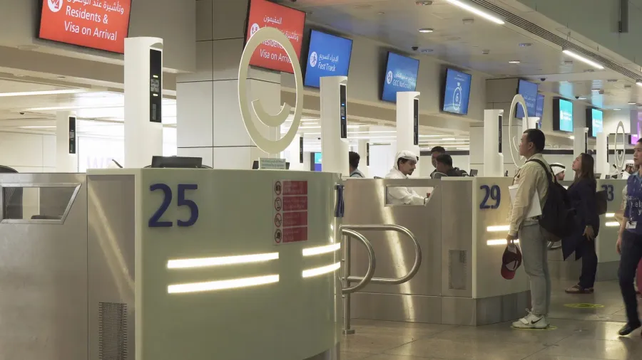 passengers in the zone of obtaining a visa at the