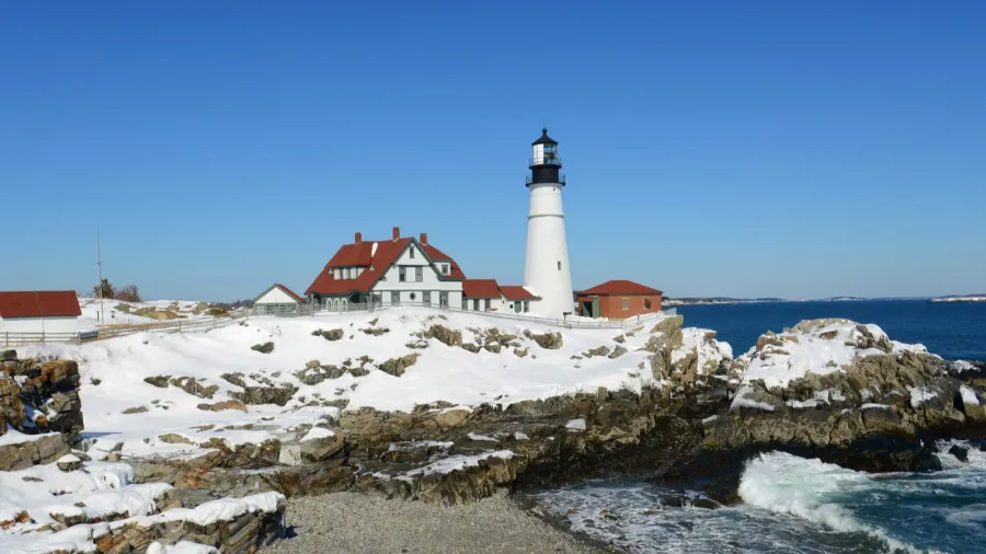 portland head lighthouse and keepers house in winter cape elizabeth