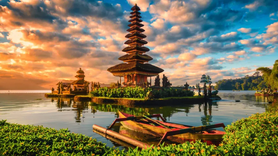pura ulun danu bratan hindu temple with boat on bratan