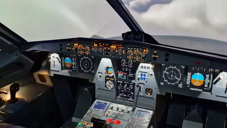real flight hydraulic simulator for the training of the pilots