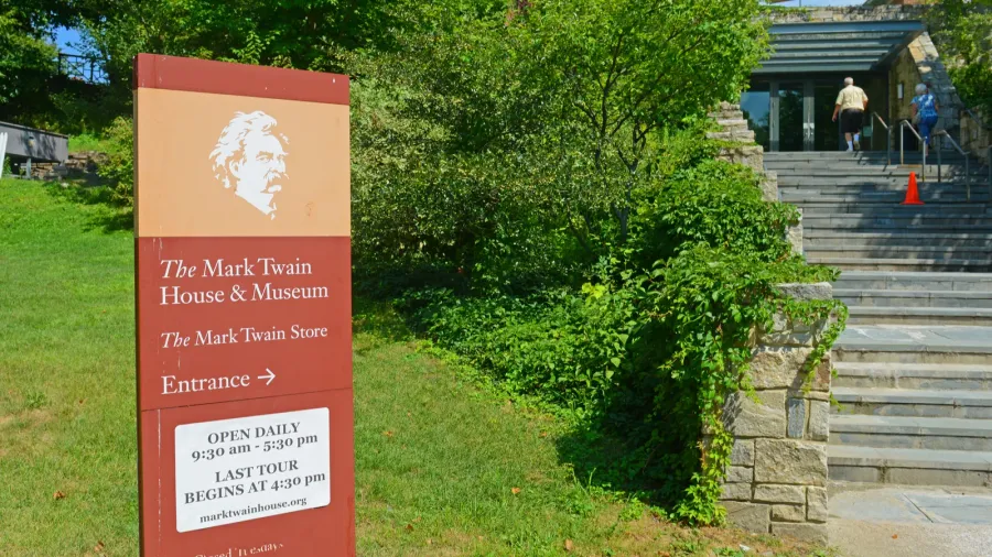 sign of entrance to mark twain house mark twain house