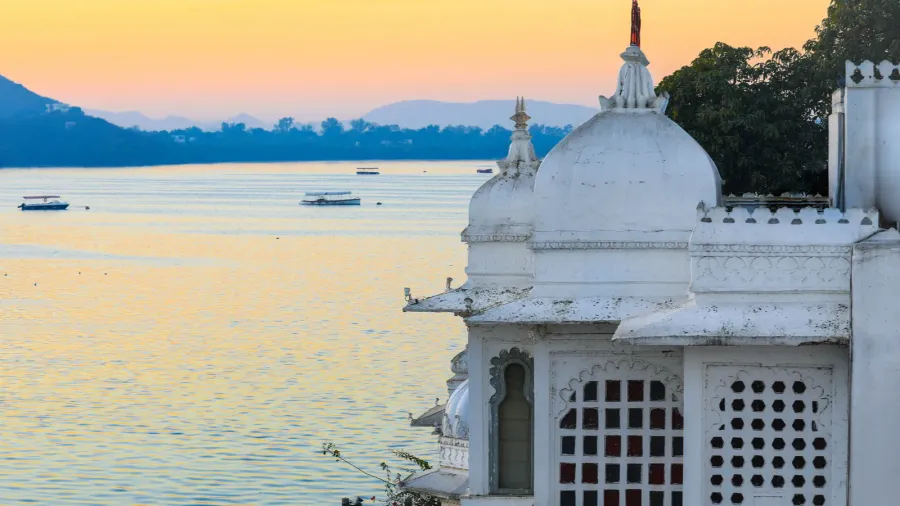 taj lake palace on lake pichola at sunrise in udaipur