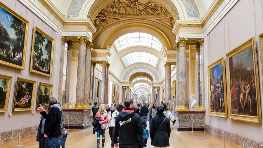 trippers in the visit of louvre museum