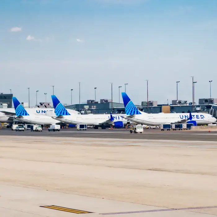 U.S. to slash 10% of flights at major airports amid record shutdown