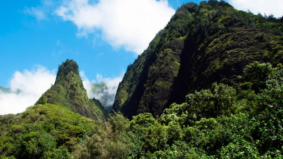 west maui mountains in hawaii